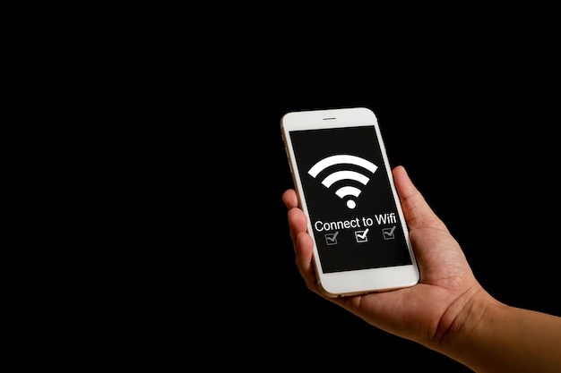 Мужчина держит смартфон, подключающийся к Wi-Fi с помощью мобильного Wi-Fi 5G в мире