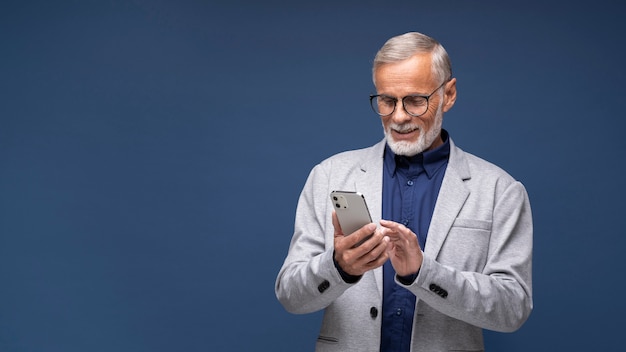 Foto uomo che tiene in mano uno smartphone colpo medio