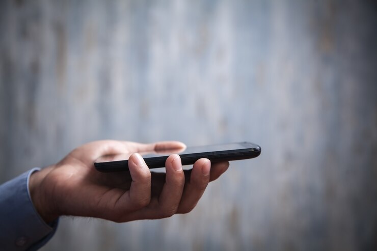 Photo man holding smartphone. technology concept