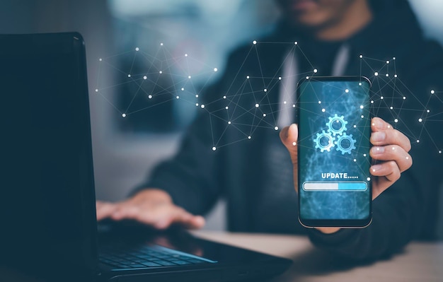 更新ソフトウェアコンピュータープログラムアップグレードビジネステクノロジーインターネットアップデートでスマートフォンを持っている男仮想画面インターネットとテクノロジーコンセプトローディングバーとアップデートのインストール