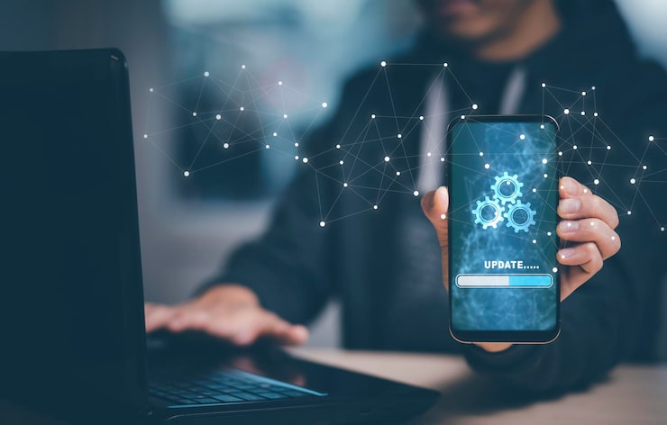 Photo 持有智能手机的男人与更新软件计算机程序升级商业技术互联网更新在虚拟屏幕上互联网和技术概念加载栏与安装更新