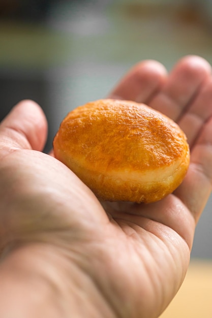 Uomo con piatto baursak kazako tradizionale preparato con pasta