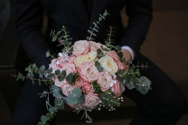 結婚式の花束を持っている男