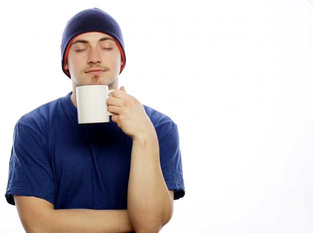 Uomo che tiene tazza bianca con caffè