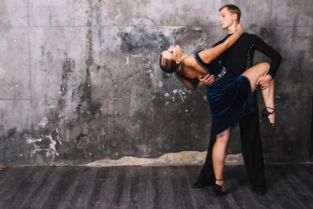 Foto uomo che tiene la donna durante la danza appassionata