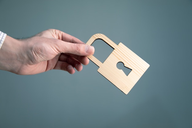 Photo man holding wooden lock