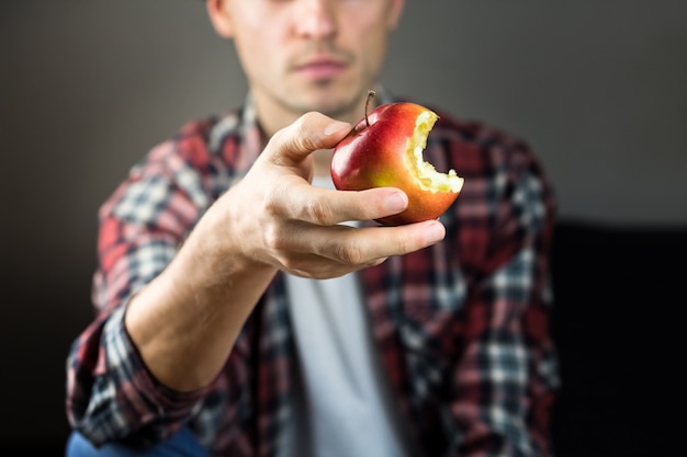 男はリンゴを保持します