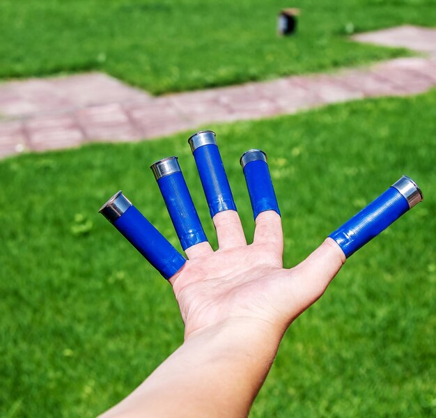 Photo a man holds cartridges for a gun