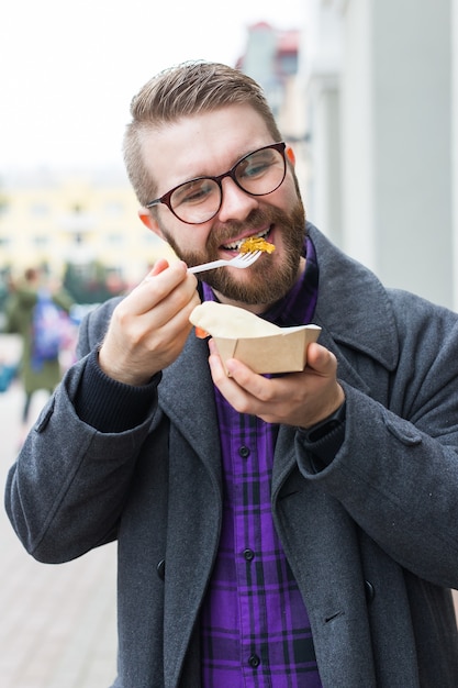 Man houdt broodje falafel in papieren zak. Gezond straatvoedselconcept, oosterse keuken.