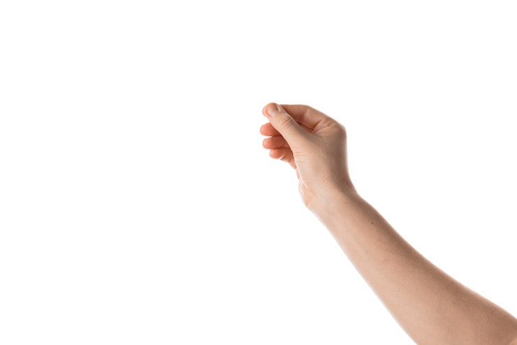 Foto man houdt een virtuele creditcard of visitekaartje, handgebaar. geïsoleerd op een witte achtergrond.
