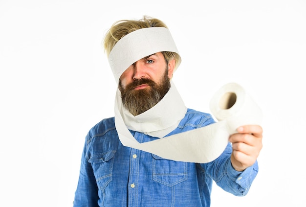 Man houdt toiletpapier vast Voorkom hamsteren van toiletpapier Tekort aan goederen Coronavirus toiletpapiertekort Essentiële goederen Consumentisme Hipster Guy heeft plezier Zachtheid, kracht en absorptievermogen