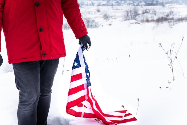 Man houdt usa vlag close-up gesneeuwd ingediend close-up