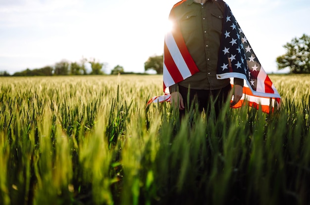 Man houdt zwaaiende Amerikaanse VS-vlag Patriot verhogen nationale Amerikaanse vlag Onafhankelijkheidsdag 4 juli