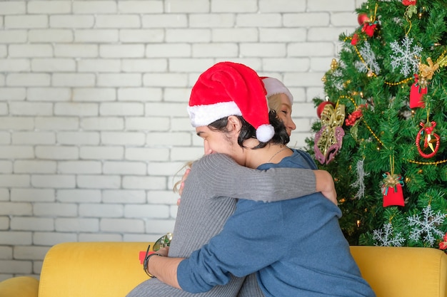 Photo man hugs woman on christmas