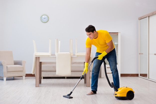 男の夫が彼の妻を助ける家を掃除