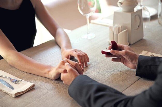 Man huwelijksaanzoek doen aan vriendin bij restaurant close-up