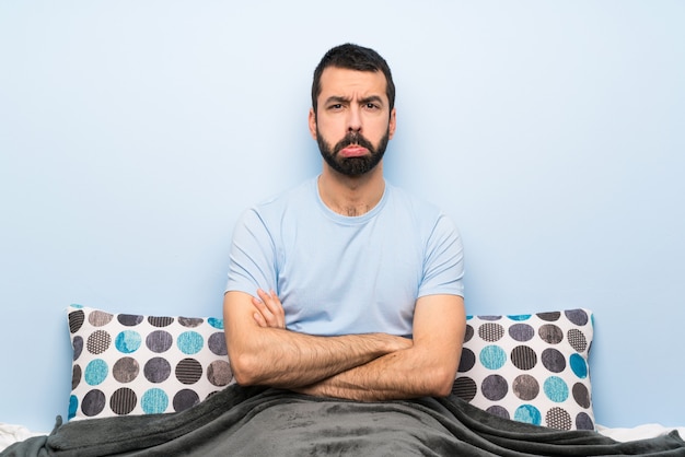 Man in bed met droevige en depressieve uitdrukking