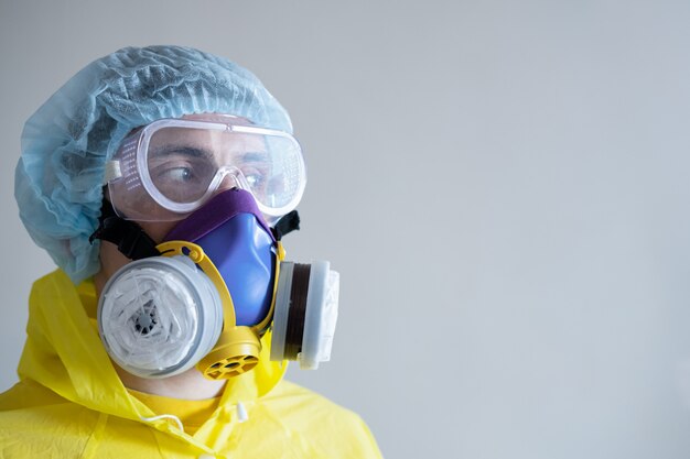 Man in beschermend gezichtsmasker en brillen, kopie ruimte. Medisch personeel, wetenschapper of MD in werkuitrusting, concept covid-19, virus, epidemie en vaccinontwikkeling