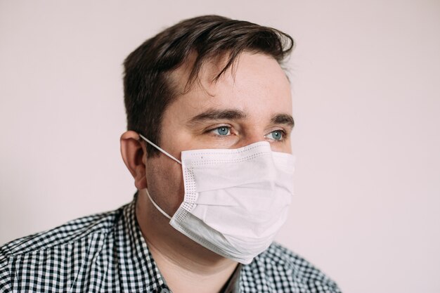 Man in beschermend masker tegen infectieziekten en griep