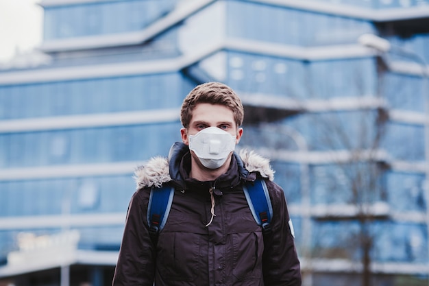 Man in beschermend masker tegen overdraagbare infectieziekten