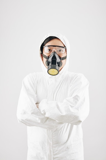 Man in beschermende kleding en gasmasker