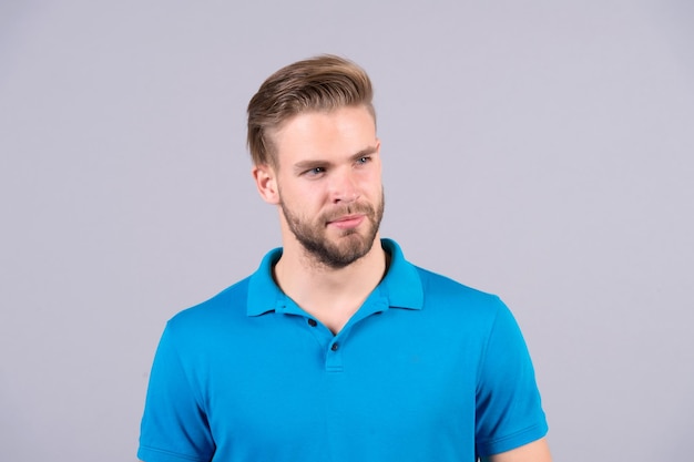 Man in blauwe t-shirtmode