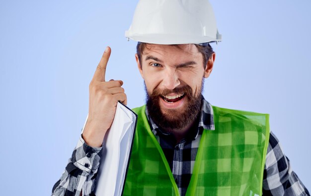 Foto man in bouw uniform helm bouwtechnologie blauwdrukken blauwdrukken