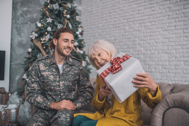 Man in camouflage en zijn moeder voelt zich gelukkig