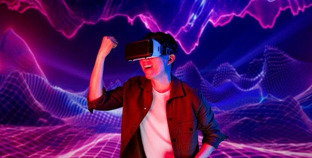Man in casual kleding speelt videogame terwijl hij een VR-headset Ingenuity draagt