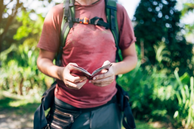 Man in de jungle met paspoort