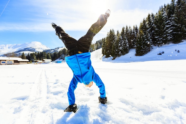 Man in de sneeuw.