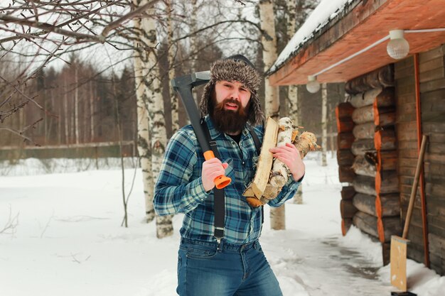 man in de winter met bijl