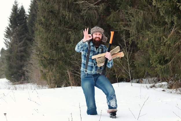 Man in de winter met bijl