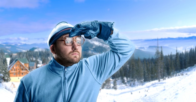 Man in de winterbergen