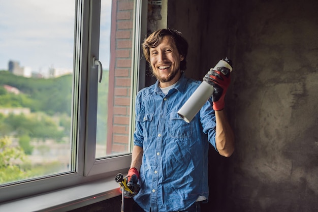 Man in een blauw shirt doet raaminstallatie.