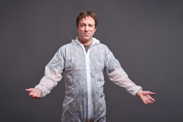 Foto man in een kleding beschermer pak