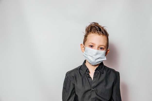 Man in een medisch masker en een zwart shirt op een witte achtergrond