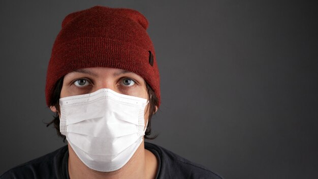 Man in een medische witte maskcopy ruimte. bescherming tegen vermeerdering respiratoire virale covid-19 quarantainepandemie.