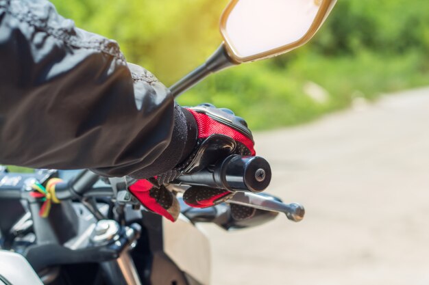 Man in een motorfiets met handschoenen is een belangrijke beschermende kleding voor motorrijden