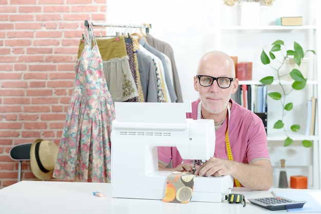 Man in een naaiatelier