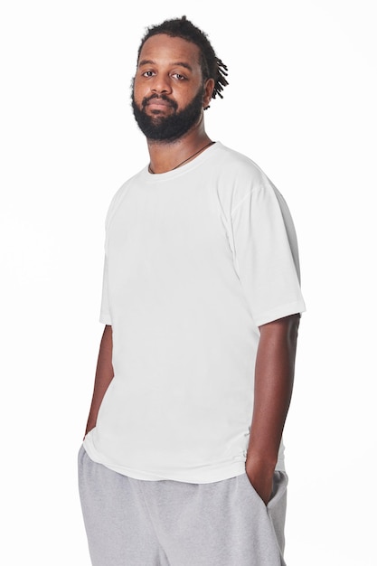 Man in een overgroot wit T-shirt