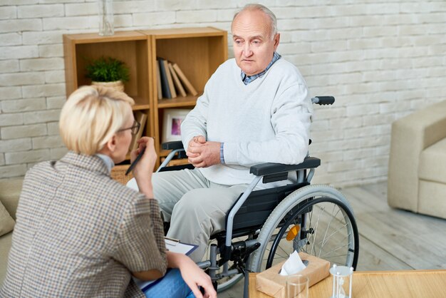 Man in een rolstoel bij de psycholoog