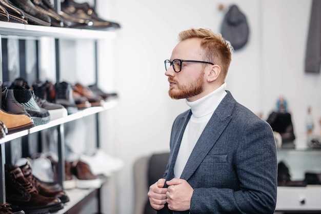 man in een schoenenwinkel koopt schoenen