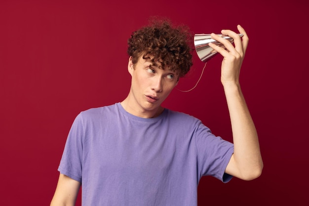 Man in een T-shirt poseren tegen de achtergrond