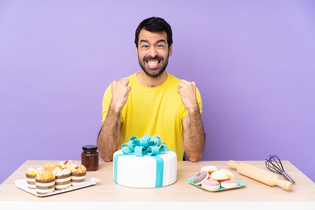 Man in een tafel met een grote taart gefrustreerd door een slechte situatie