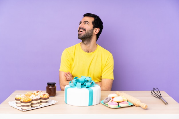 Man in een tafel met een grote taart