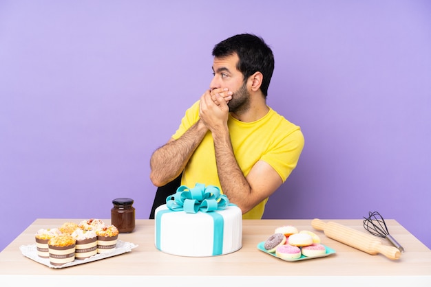 Man in een tafel met een grote taart