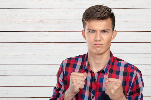 Man in een verdedigende positie