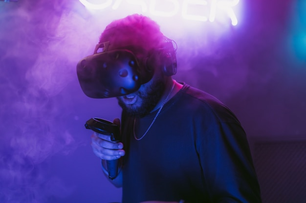 Man in een virtual reality-helm