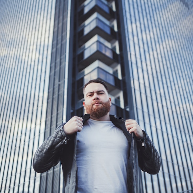 Man in een wit t-shirt